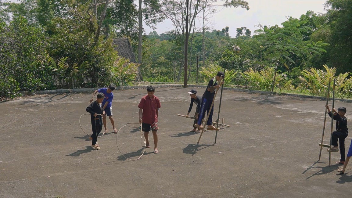 Bermain Egrang Dengan Warga Desa